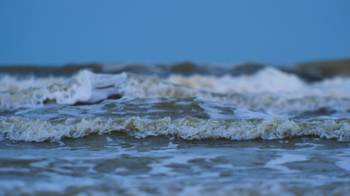 阴天的海浪