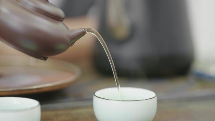 茶道茶文化泡茶茶叶实拍视频素材冲茶倒茶叶