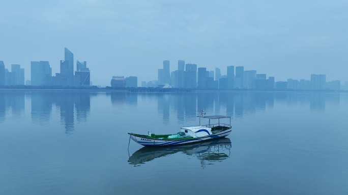清晨杭州钱塘江上的渔船