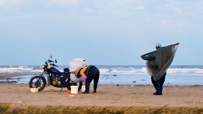 海边海浪赶海渔民