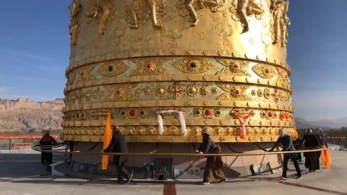 藏民转动转经筒藏传佛教祈福