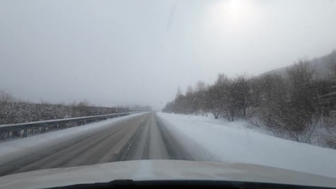 大雪天高速公路开车