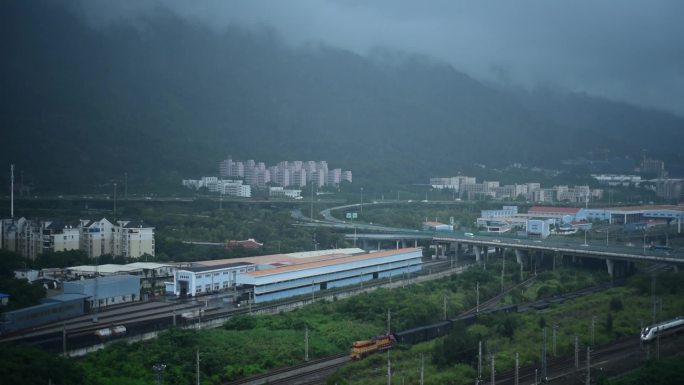 火车雨中驶过