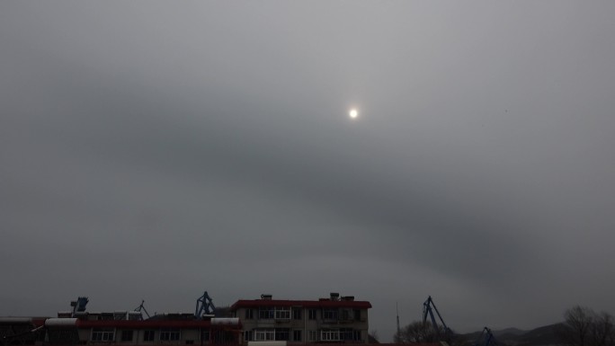 天空阴云密布灰色云团恶劣天气