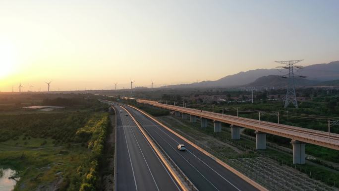 夕阳下在公路行驶的汽车