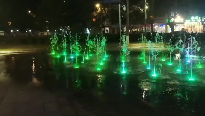 夜晚广场上的音乐喷泉