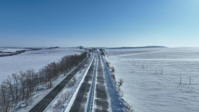 穿越呼伦贝尔草原的高速公路雪景