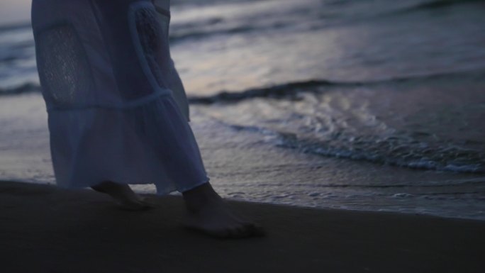 傍晚光脚走在沙滩上