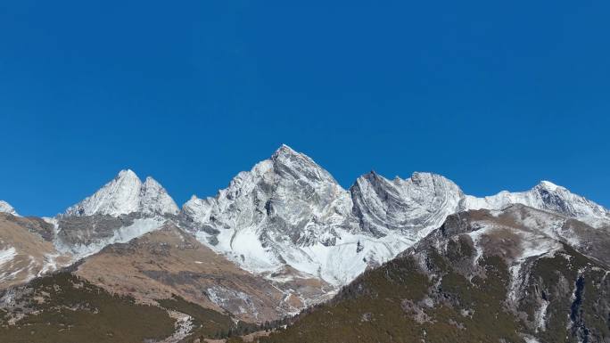 航拍四姑娘山双桥沟日月宝镜五色山雪峰