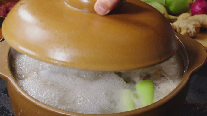掀起锅盖展示正在熬制的汤
