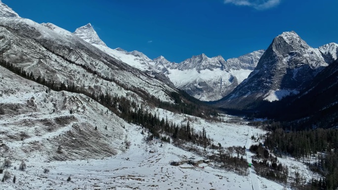 航拍四川阿坝四姑娘山双桥沟雪山群峰