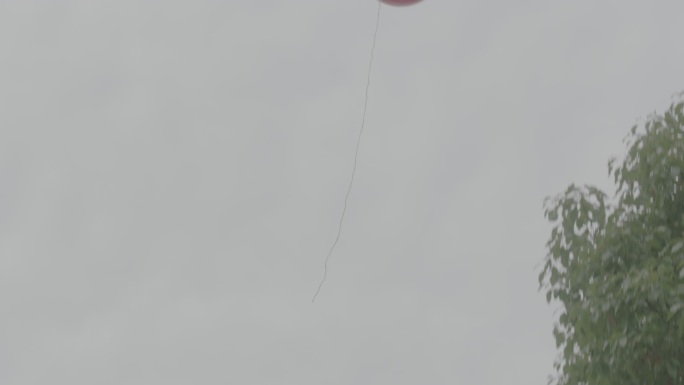 实拍上升的气球