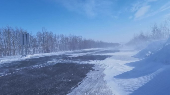 呼伦贝尔草原风吹雪白毛风汽车行驶