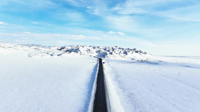 航拍一条穿越茫茫雪原的公路