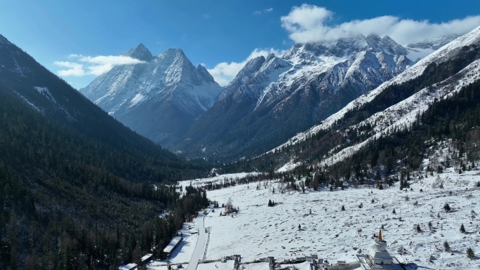 航拍四川阿坝四姑娘山双桥沟猎人峰雪山