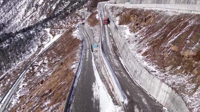 西藏林芝墨脱山路雪天航拍