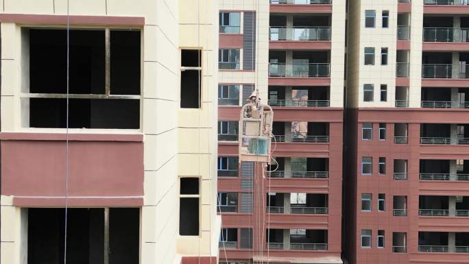 建筑工人高空吊篮喷漆