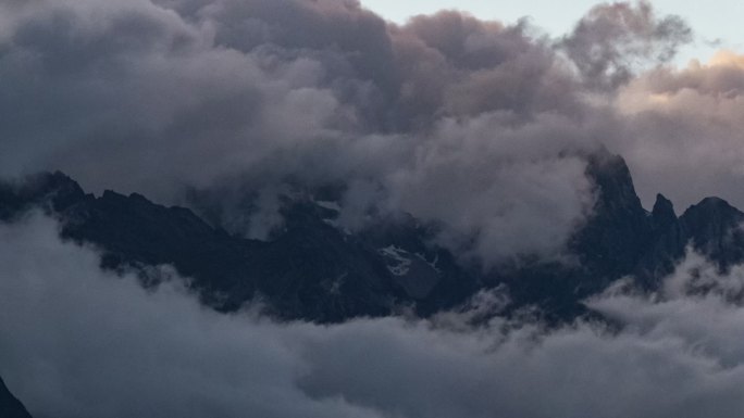玉龙雪山在云雾笼罩下的延时摄影