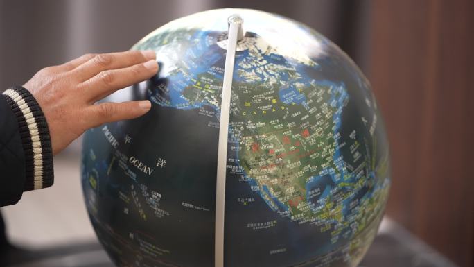 地理老师旅行者手转动地球仪实拍原素材世界