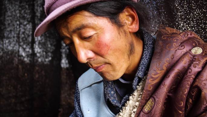 黑帐篷生活环境 好客的藏族牧民