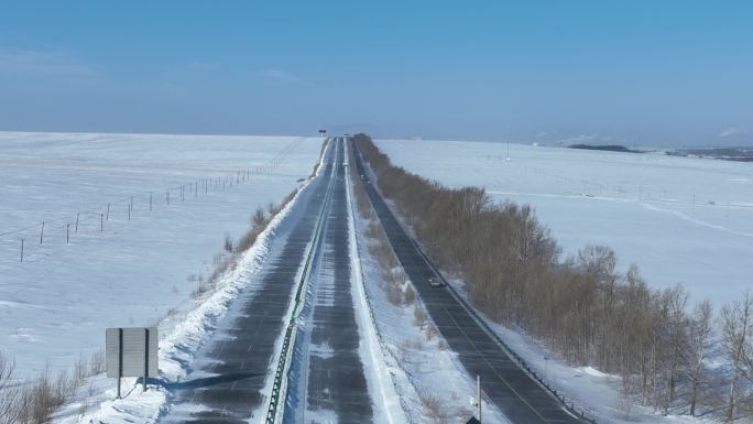 呼伦贝尔草原的高速公路国道雪景