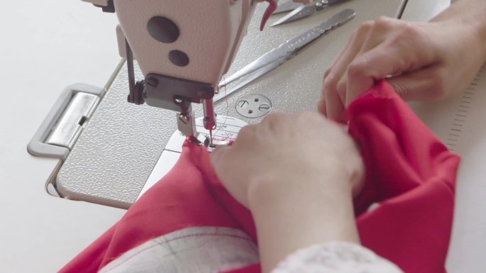 缝纫机缝制衣服