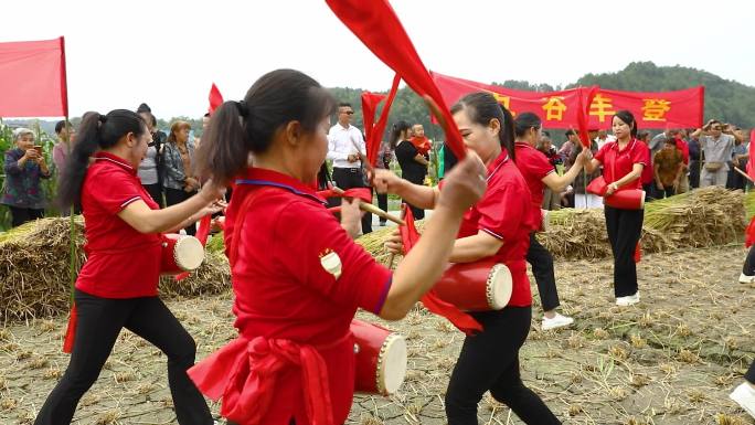 秋收时节农村农民庆祝丰收活动