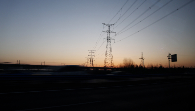 高速行驶的车窗外唯美晨光下的风景 电网