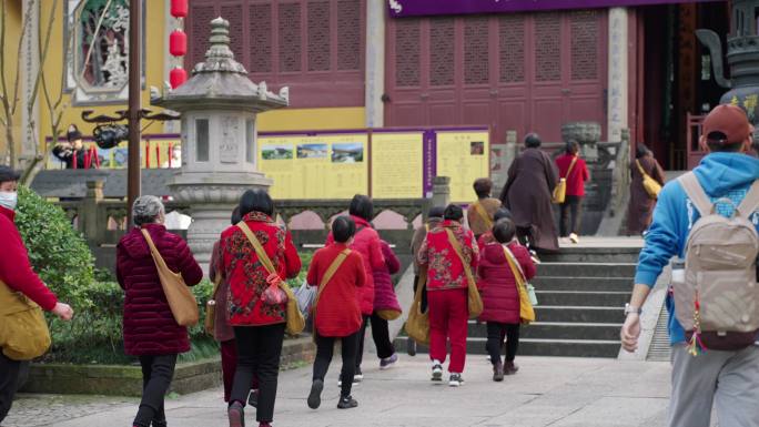 寺庙香客烧香拜佛 杭州西湖净慈寺