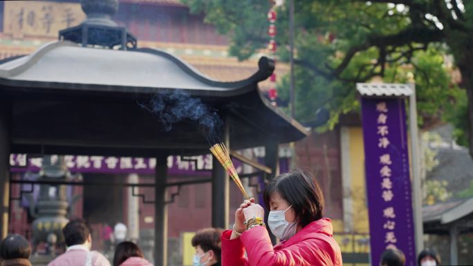 寺庙香客烧香拜佛 杭州西湖净慈寺