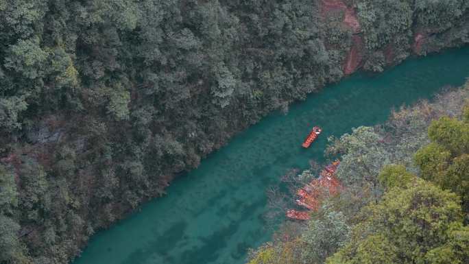 小船在峡谷中穿行