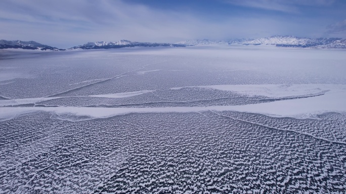 新疆伊犁赛里木湖冬天冰封湖面航拍