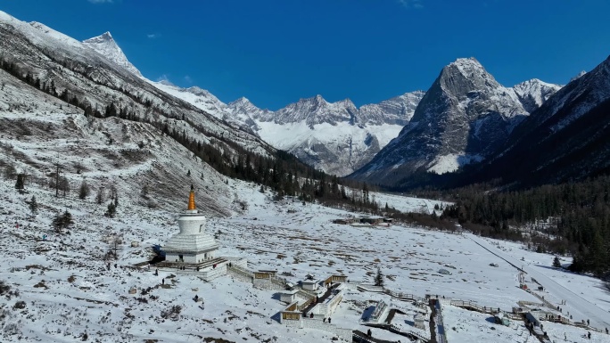 航拍四川阿坝四姑娘山双桥沟雪山群峰