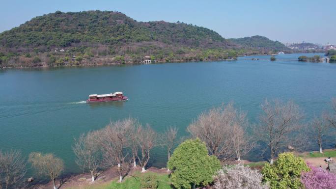 航拍杭州湘湖梅花游船美景