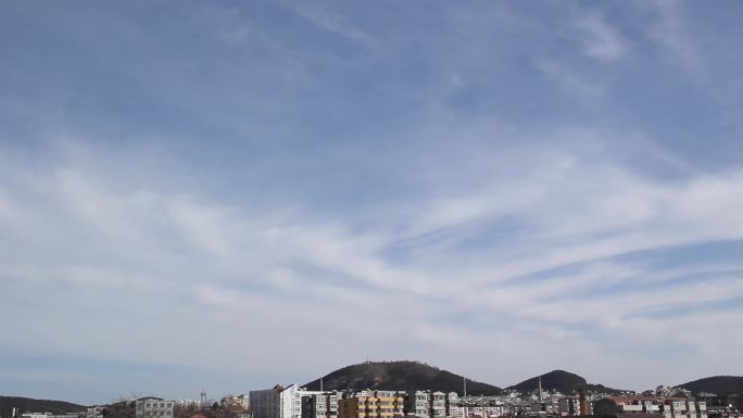 蓝天白云太阳光影变换城市上空的云层