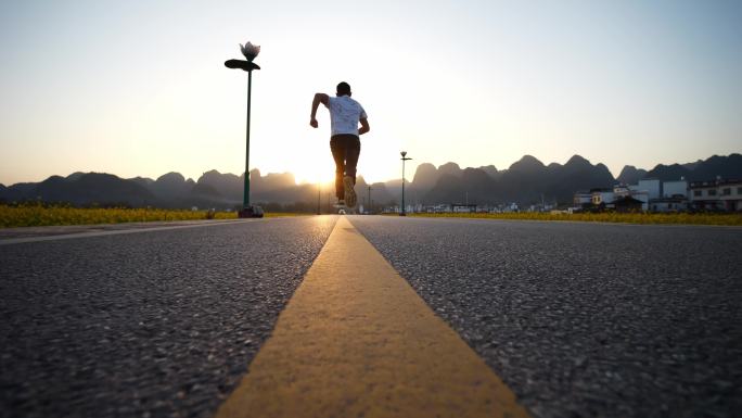 阳光道路逆光人物向前跑跑步奔跑励志正能量