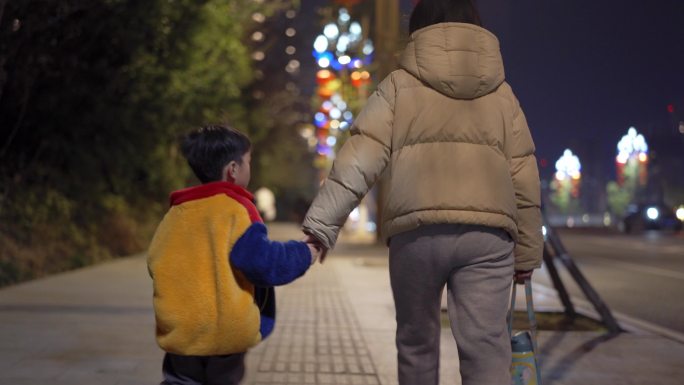 人行道夜景母子行走背影