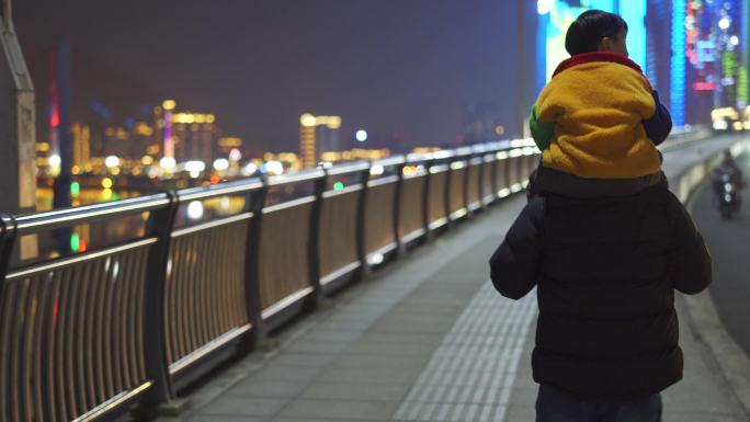 夜晚父亲顶着孩子行走