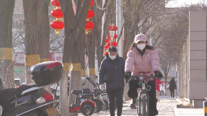 冬天城市街景过马路城市生活早晨走路的人