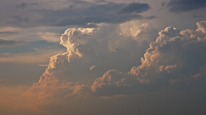 傍晚天空浓积云云朵夕阳云彩延时