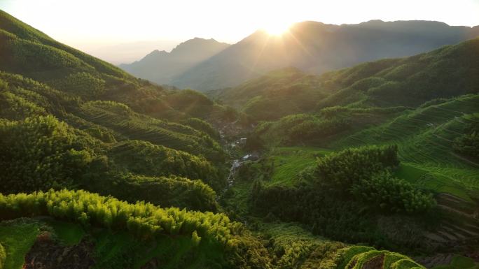 山谷里的居民全景航拍