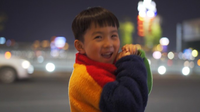 小孩笑脸夜景丨4K丨原创实拍
