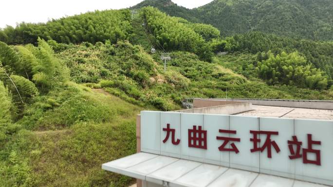 绿色山谷缆车路线跟随全景航拍