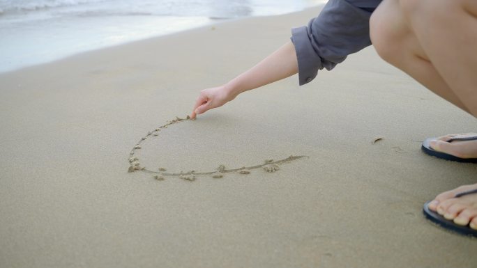 沙滩画爱心