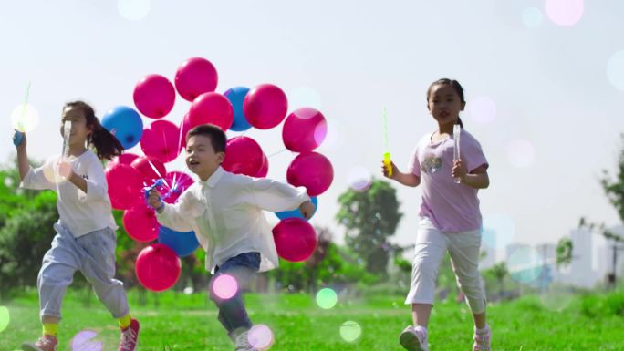 4K升格小孩拿着气球在花丛中公园奔跑