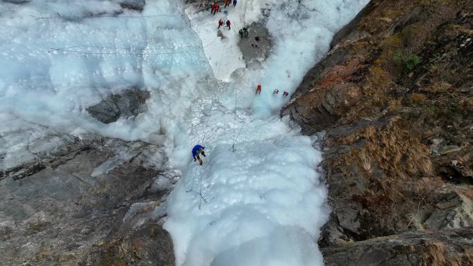 阿坝双桥沟冰瀑上的攀冰运动爱好者