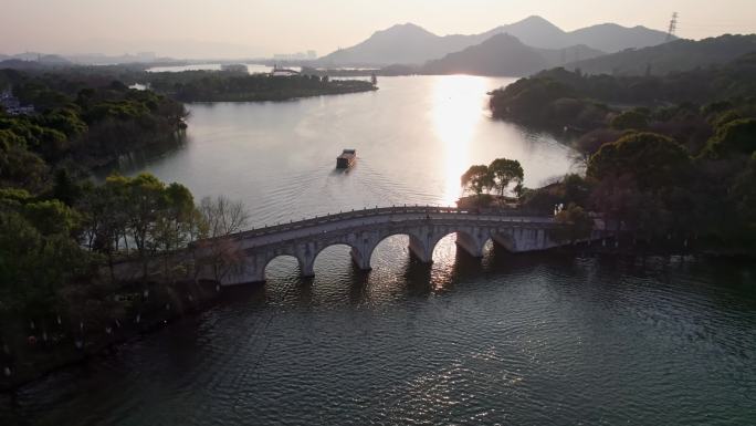 航拍杭州湘湖夕阳下的跨湖桥 游船
