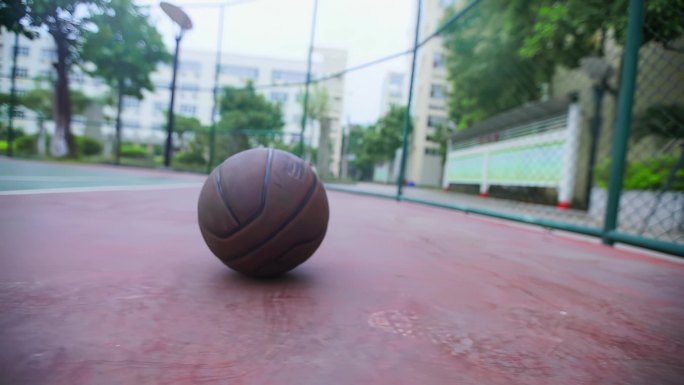篮球在地面上滚动