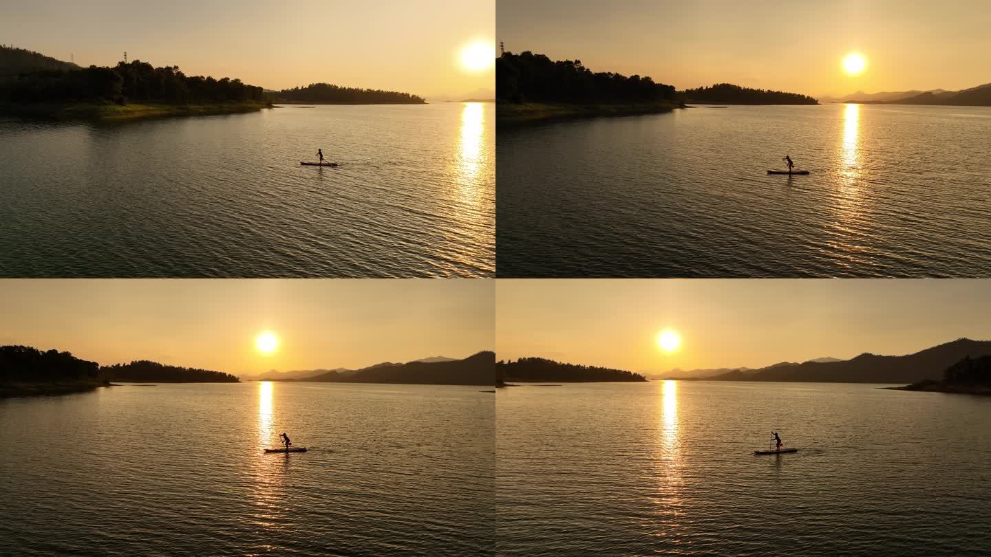太阳照在湖中的小船