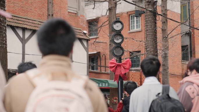 路人打卡心形红绿灯